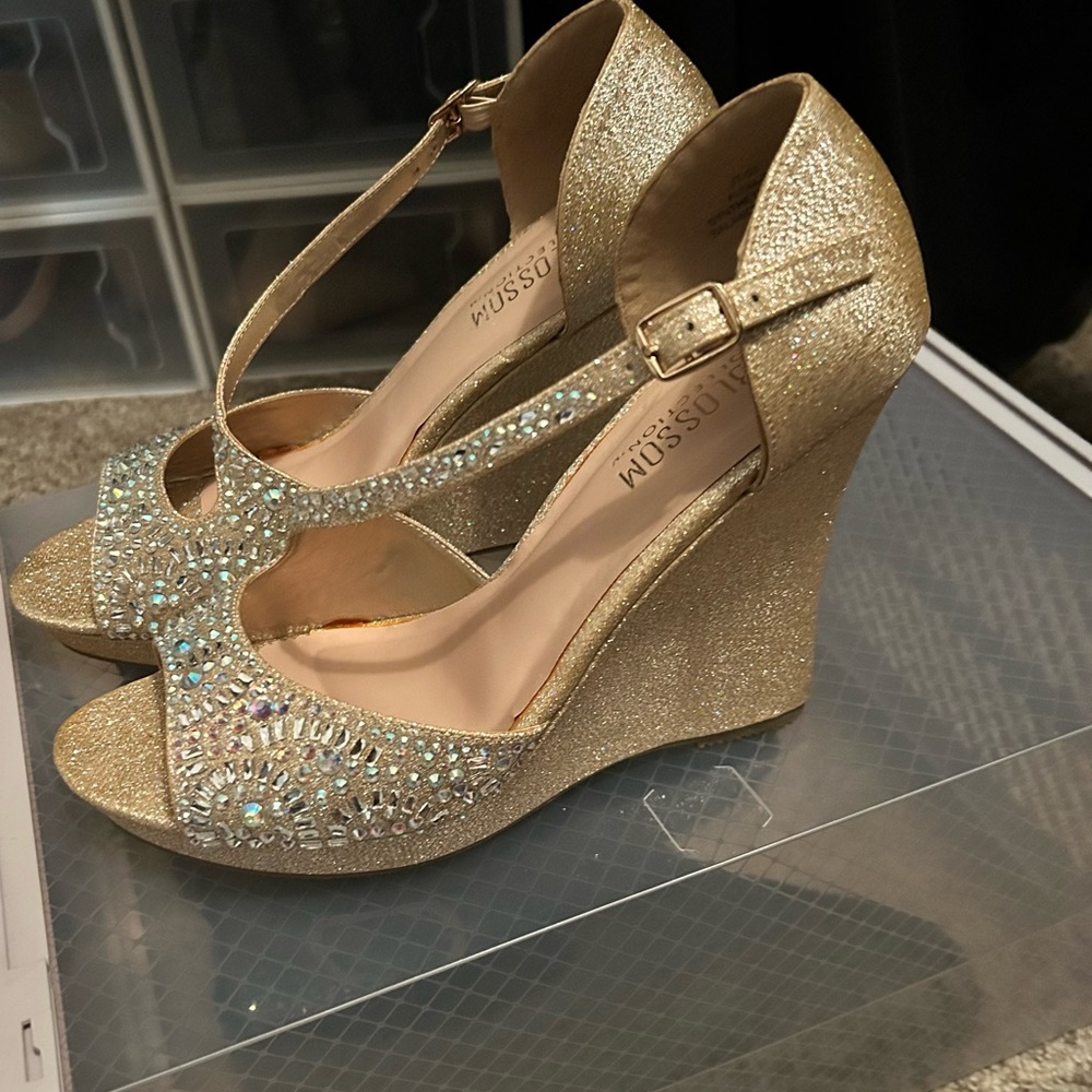 Gold women’s shoes, immaculate condition!